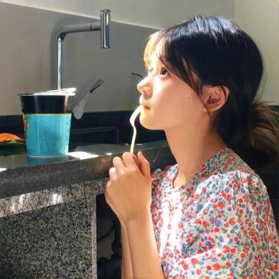 为了受伤的右眼